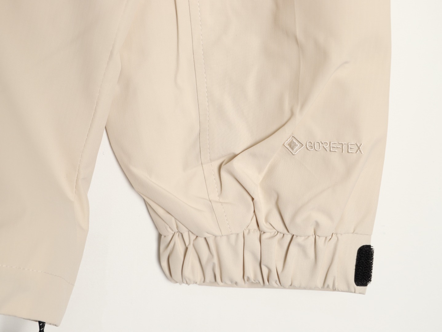 Stone Island/石頭島 24ss 手臂刺繡羅盤衝鋒衣外套
石頭島春季最熱單品 超級吸睛的一款衝鋒衣外套 一眼就能愛上 採用梭織防風防水面料 手感細膩順滑 寬松連帽的版型  水洗標一應俱全 細節滿滿的一款衝鋒衣 大廠代工 品質可靠 

-略帶復古感的機能衝鋒衣 城市徒步 戶外穿行都很出挑 男女都可以駕馭的一款潮流單品 
Color：黑色
A Size：S-XXL