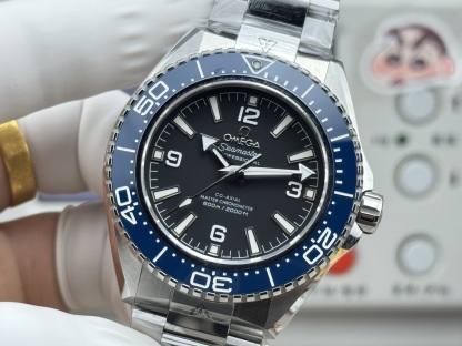 VS+ 歐米茄-全新海馬600米！
海洋宇宙腕表問世二十週年推出的全新第四代海馬系列海洋宇宙腕表🌊
全新腕表傳承了海洋宇宙表款的經典設計元素，並通過更纖薄的輪廓和更銳利的線條，為腕表注入更具現代感的風格。腕表表殼尺寸為42毫米，涵蓋橙、藍、黑三種不同顏色的表圈。