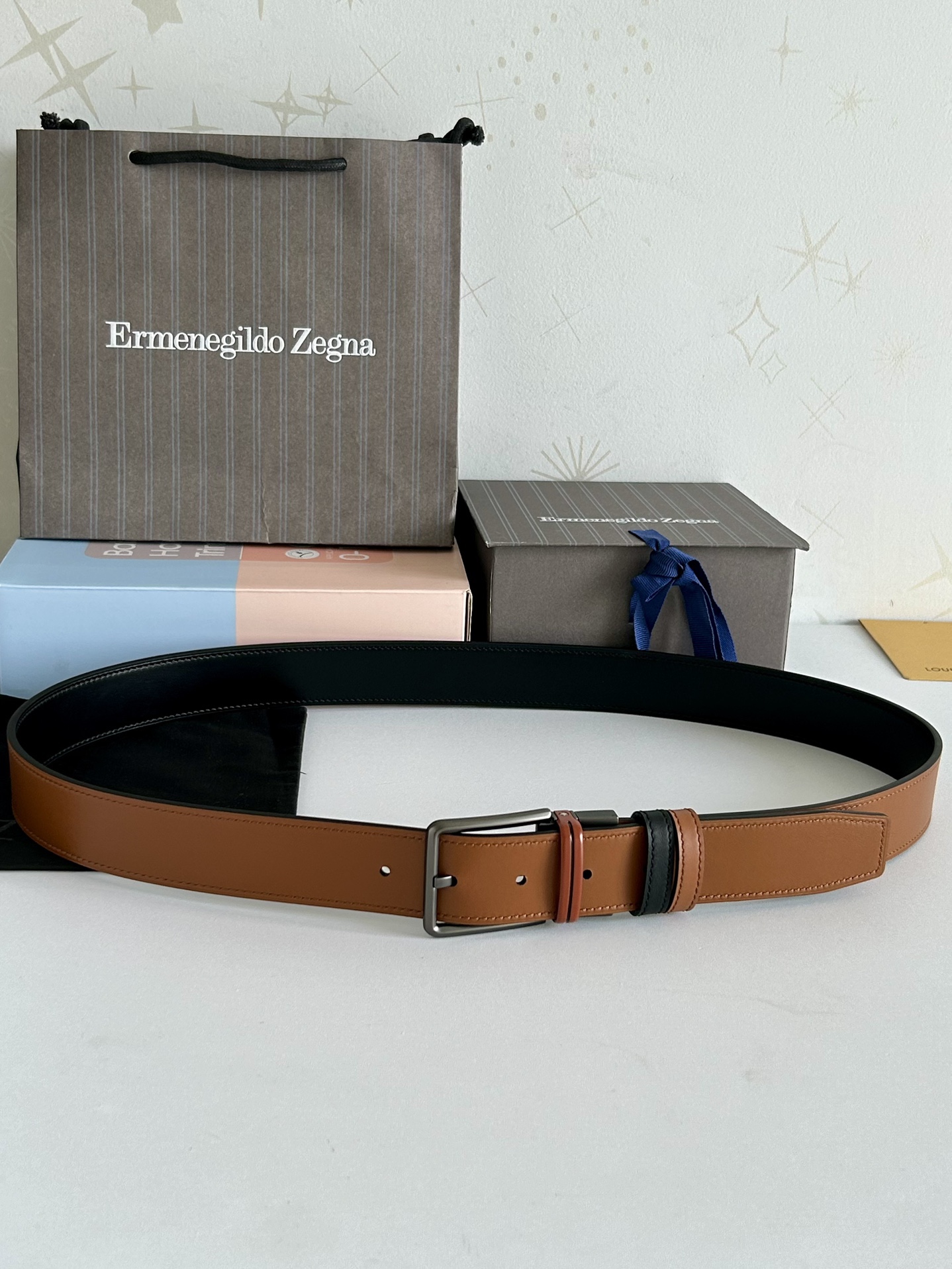 傑尼亞【Zegna】何謂當代男士 活動造型 系列，新款純銅旋轉針扣，雙面可用 隨心搭配，寬3.5cm，男士風尚的全新概念.