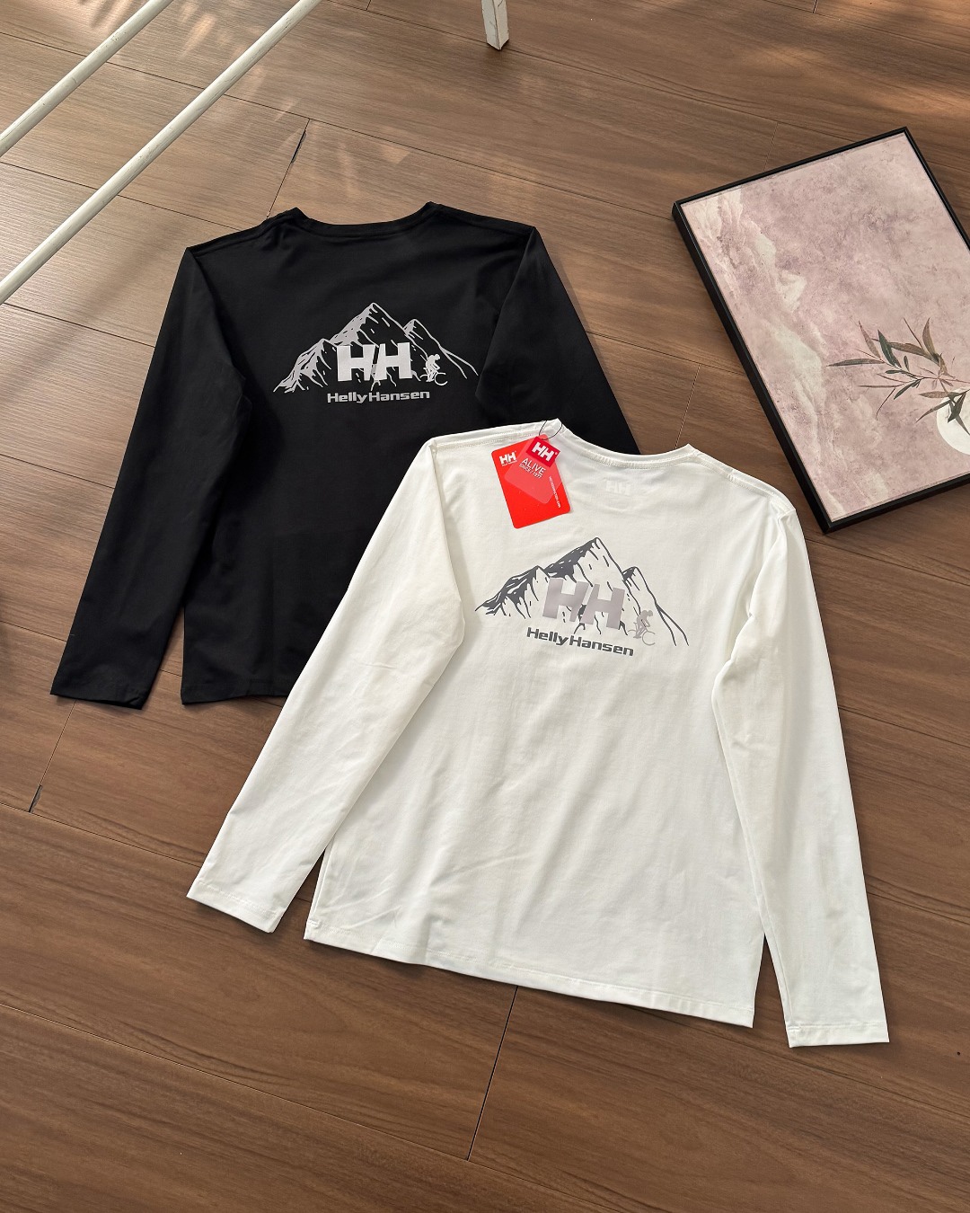 春季新款HH海麗漢森戶外必備休閒長袖T恤！
高品質面料製成的圓領長袖 ，面料整體輕量 質感 棉感速乾型面料  讓衣服更有立體感 活動時背部肩部超自在 沒有緊繃感 高舒適度 讓運動更加自如！運動版型 適合單穿或者內搭穿著！單穿簡約乾淨，疊穿非常有時尚感！四面高彈！無拘無束

顏色：黑色 白色。尺碼：m~3xl

尺碼 衣長 胸圍 袖長 建議身高 建議體重	
M 67 102 60 165-170CM 115-130斤	
L 69 106 62 170-175CM 130-145斤	
XL 71