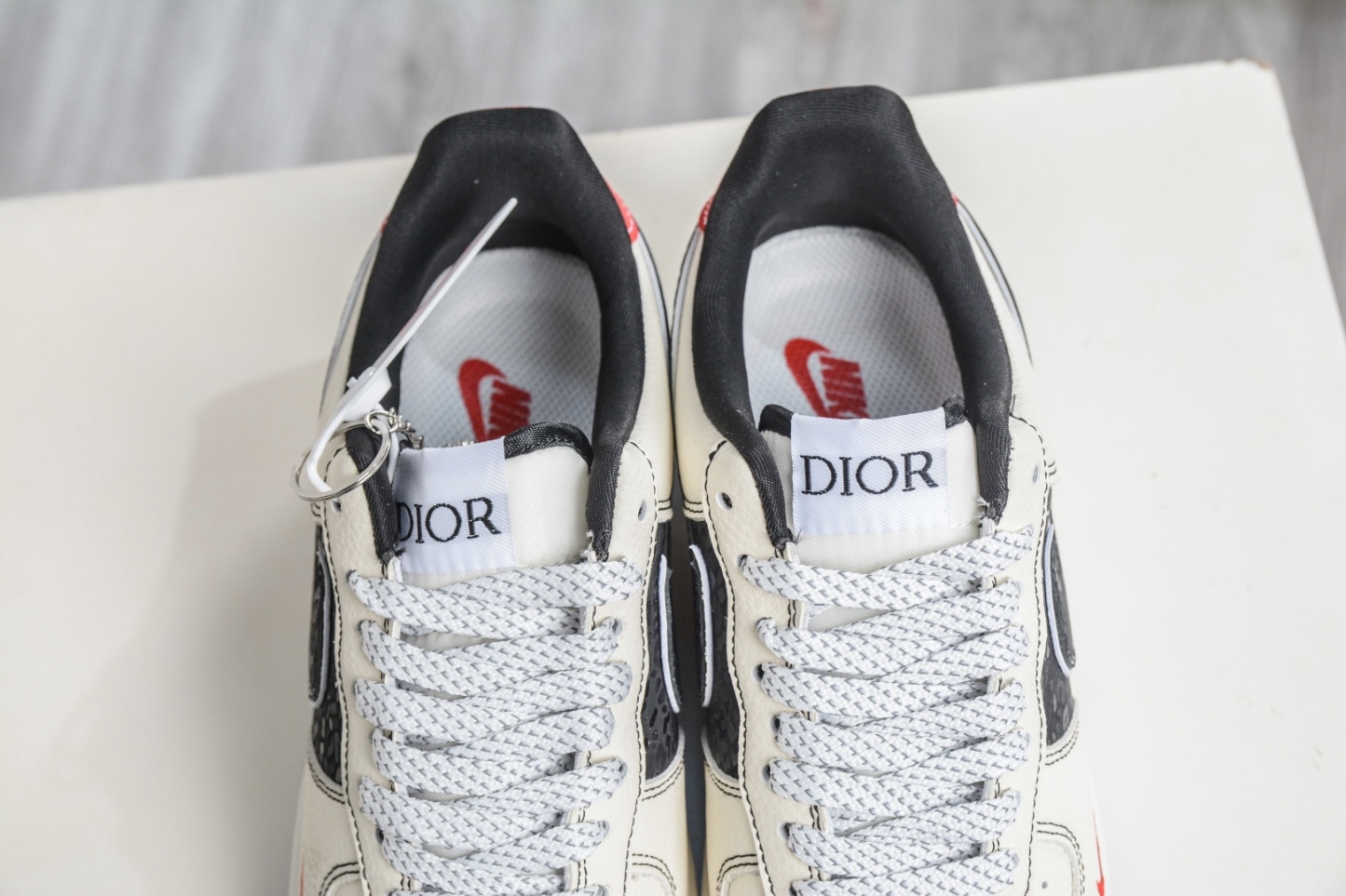 Nike Air Force 1 Low 07 x Dior 迪奧聯名-米白黑紅
貨號：SY1388 037
Size：36 36.5 37.5 38 38.5 39 40 40.5 41 42 42.5 43 44 44.5 45