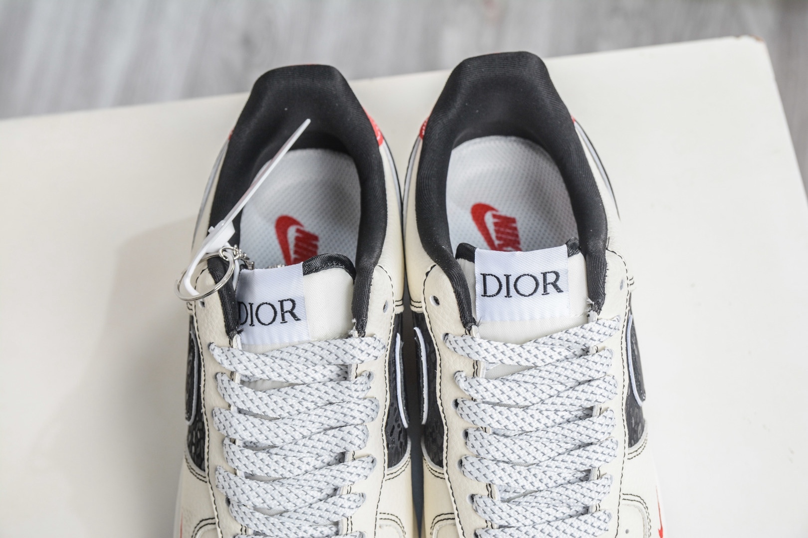 Nike Air Force 1 Low 07 x Dior 迪奧聯名-米白黑紅
貨號：SY1388 037
Size：36 36.5 37.5 38 38.5 39 40 40.5 41 42 42.5 43 44 44.5 45