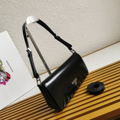 【 原單】🌹新款1BD323🎉🎉這款翻蓋式單肩包以充滿現代感👏採用進口牛皮，配有兩條可拆卸可交換長短肩帶。單肩/斜跨都可以。簡約優雅風尚、一眼相中復古又高級的包包，背上身秒變氣質女孩，容量空間大，各種百搭又時尚😘又是一款永久不過時暴款🙊趕緊入手吧🎉尺寸：長26x高12x底4.8cm🎉🎉🎉👏👏！