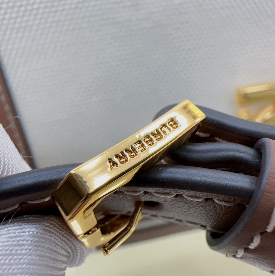 【21cm】B家專屬標識雙色帆布拼皮鎖扣包 版型立挺的單肩包，鎖扣裝飾 Thomas Bur 靈感專屬標識。隨心變換為斜背包或手拿包造型。
尺寸:W21 x H16 x D6cm🌟型號3311