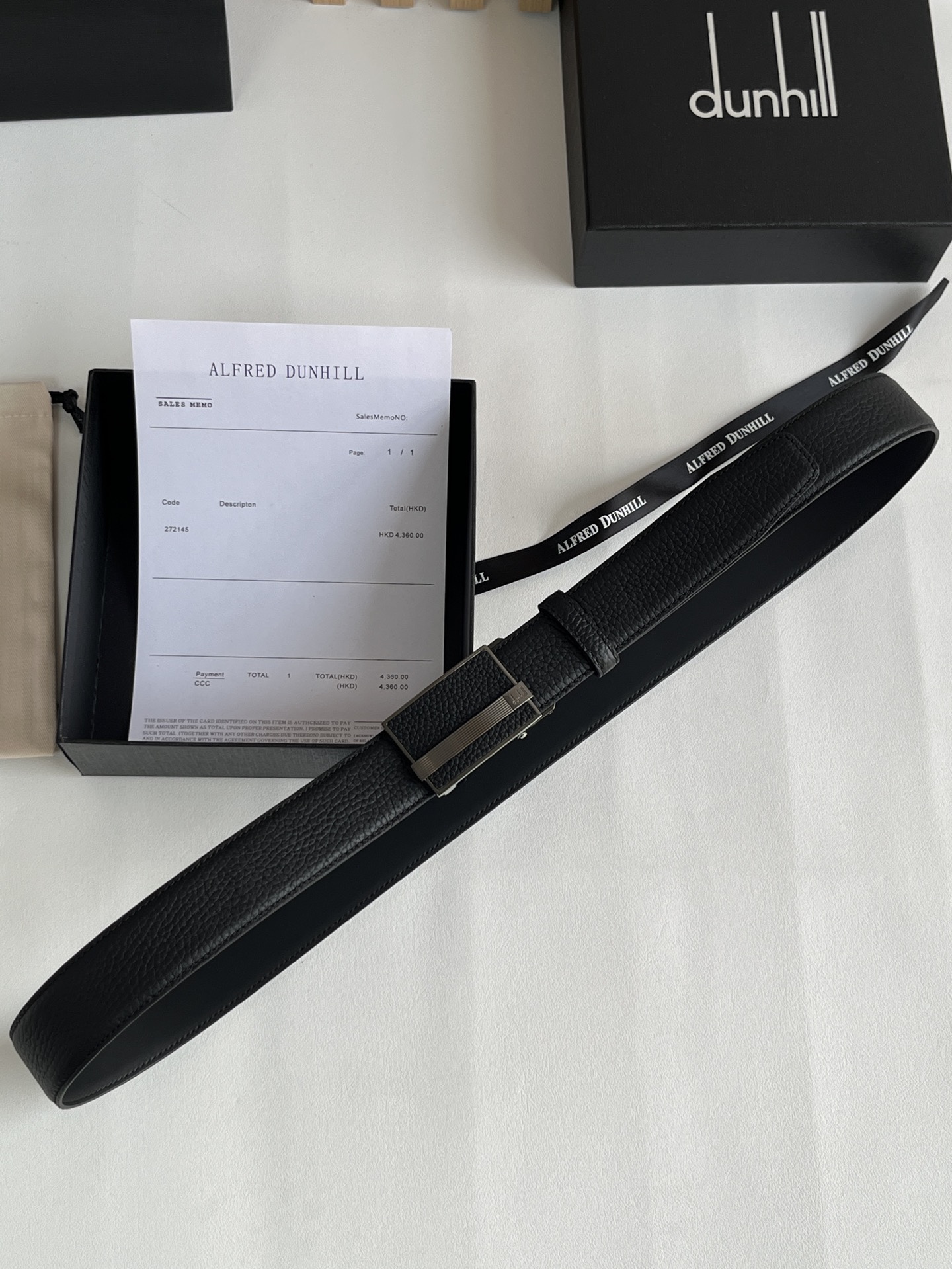 登喜路（Dunhill）是一家英國倫敦的男士奢侈品牌。皮帶以其精湛的工藝和經典的設計，成為男士配飾中的精品。皮帶的質感好、耐用性強，商務休閒百搭款！