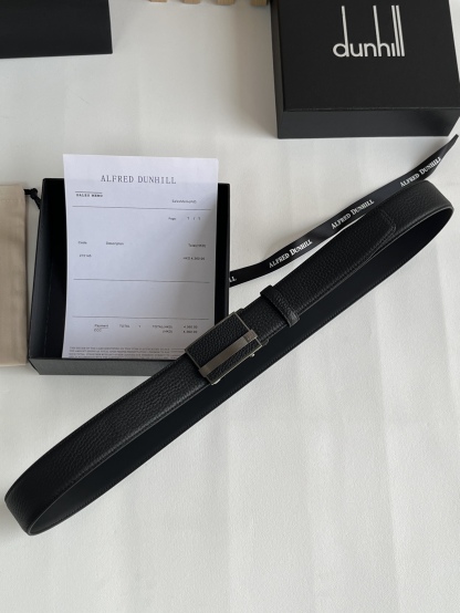 登喜路（Dunhill）是一家英國倫敦的男士奢侈品牌。皮帶以其精湛的工藝和經典的設計，成為男士配飾中的精品。皮帶的質感好、耐用性強，商務休閒百搭款！