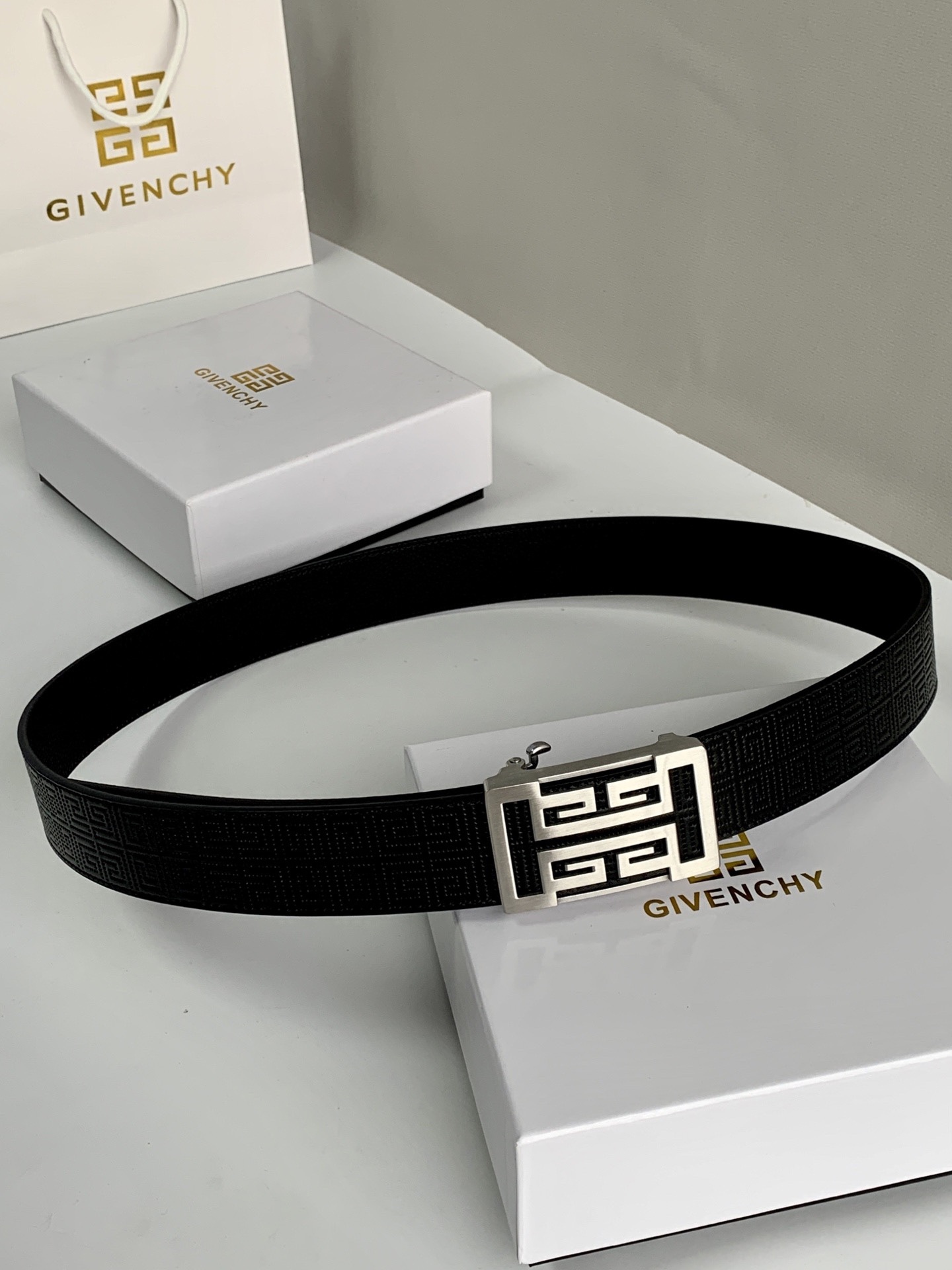 【紀梵希】新款男士 頭層小牛皮黑色壓花腰帶，內襯荔枝紋底，寬38毫米.搭配不鏽鋼經典4G自動扣.商務服裝造型的完美搭配。永恆經典！