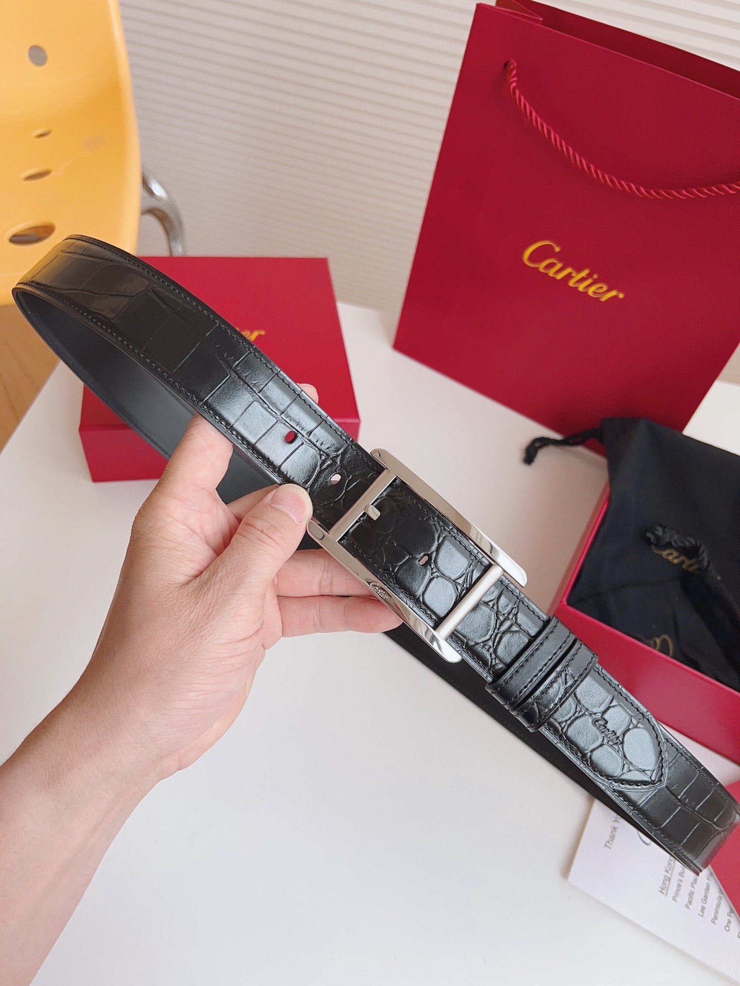 
Cartier（卡地亞）憑借匠心傑作展現與眾不同的美感，融合精湛工藝與經典設計，演繹雋永風格；瀟灑不羈，果敢獨立！此款式易搭配服飾；休閒正裝兩相宜。皮帶寬度：35mm