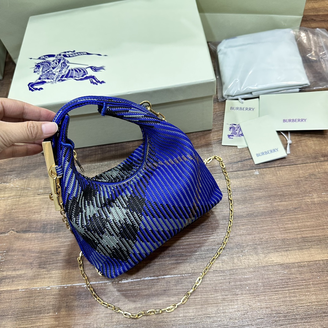 迷你鏈條版Peg手拿包全新mini
新增可拆卸金屬鏈條 實用性更強
尺寸16×10× 26cm.
