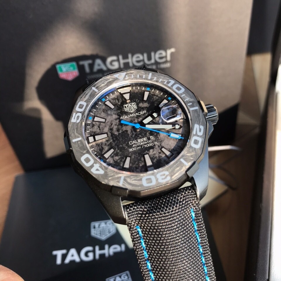 新款泰格豪雅碳纖維到貨！年終巨獻！結合碳元素、鈦元素、隕石元素三大元素為主題，以黑色為主色調，再以藍色、黃色、玫瑰金於黑色中亮起，鮮活明亮！表殼與表扣為主的鈦合金材料，表面則是整表的靈魂所在！此表面為原裝原版表面！！（以放大鏡側面視覺效果為準！）多層印刷複製出隕石佈局的效果！圈口以碳纖維材料與鈦合金的結合，尼龍材料和頭層牛皮、硅膠結合，用藍色、黃色、黑色線配合手錶對應的顏色！～41mm表徑，全新全套出！