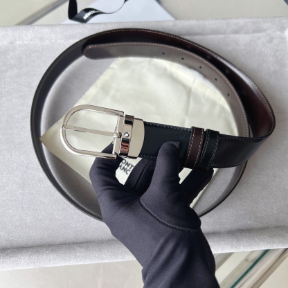 馬蹄形帶扣黑色/棕色雙面皮帶（35毫米）
馬蹄形閃亮鍍釕帶扣。可調節長度，3.5cm黑色和棕色雙面皮帶。打造經典靈動造型。
貨號 錶帶描述 黑色和棕色雙面牛皮皮帶 皮革圖案 金屬圓環上飾有萬寶龍六角白星 標識 搭扣裝置 易開啓裝置，可調節皮帶長度
搭扣形狀 馬蹄形主要顏色 黑色 | 棕色 搭扣類型 針扣式表扣