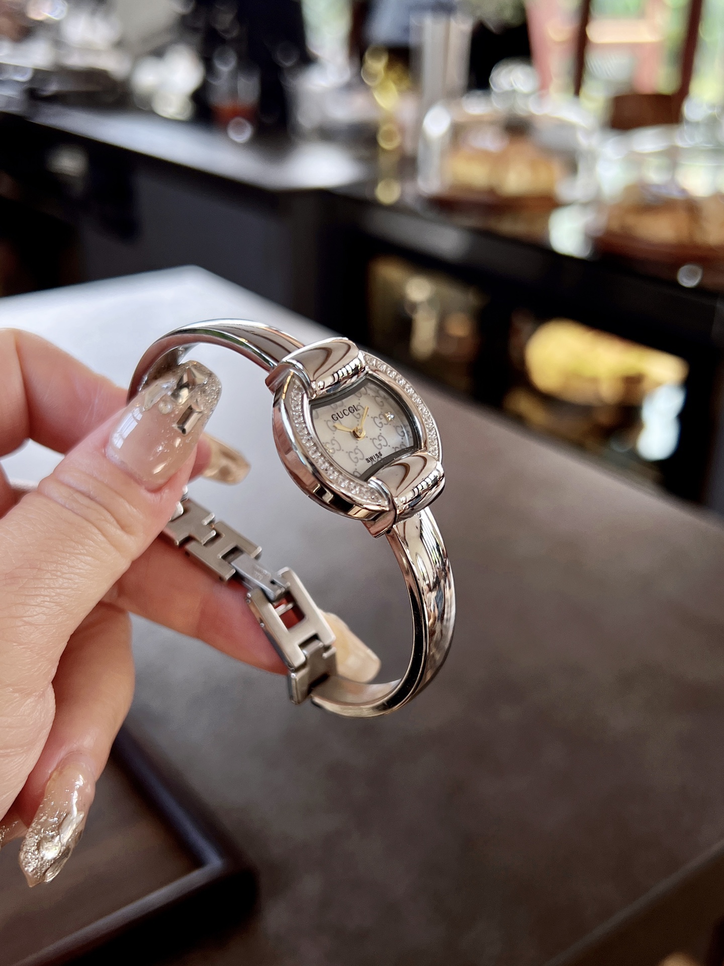 古馳
Gucci 瑞士日內瓦最新限量款升級版到貨（後蓋全新加重處理，重做原裝對版鑲鑽字面。字面鑲嵌八箭八星兩個閃亮的鋯鑽石💎，細節誠意滿滿💎區別以往老舊版本，歡迎品鑒👏👏），表徑25mm，厚度7.5mm，藍寶石玻璃，表面把頭都有經典雙G logo設計元素，非常經典，適合小手腕佩戴，小巧玲瓏，溫婉細膩