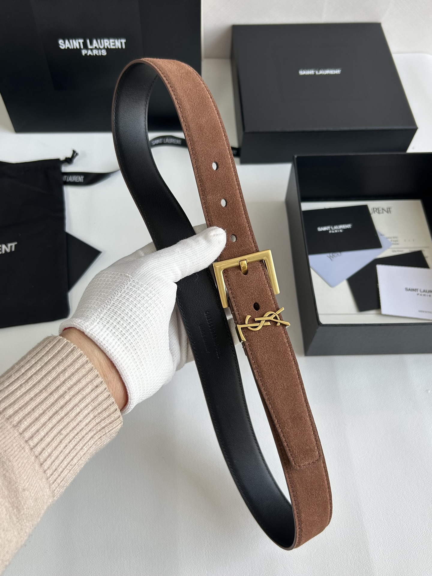 聖羅蘭 女士腰帶，進口小牛皮 配以CASSANDRE 標識腰帶環。古銅色金銀五金可選。精緻優雅的設計，寬度3.0cm