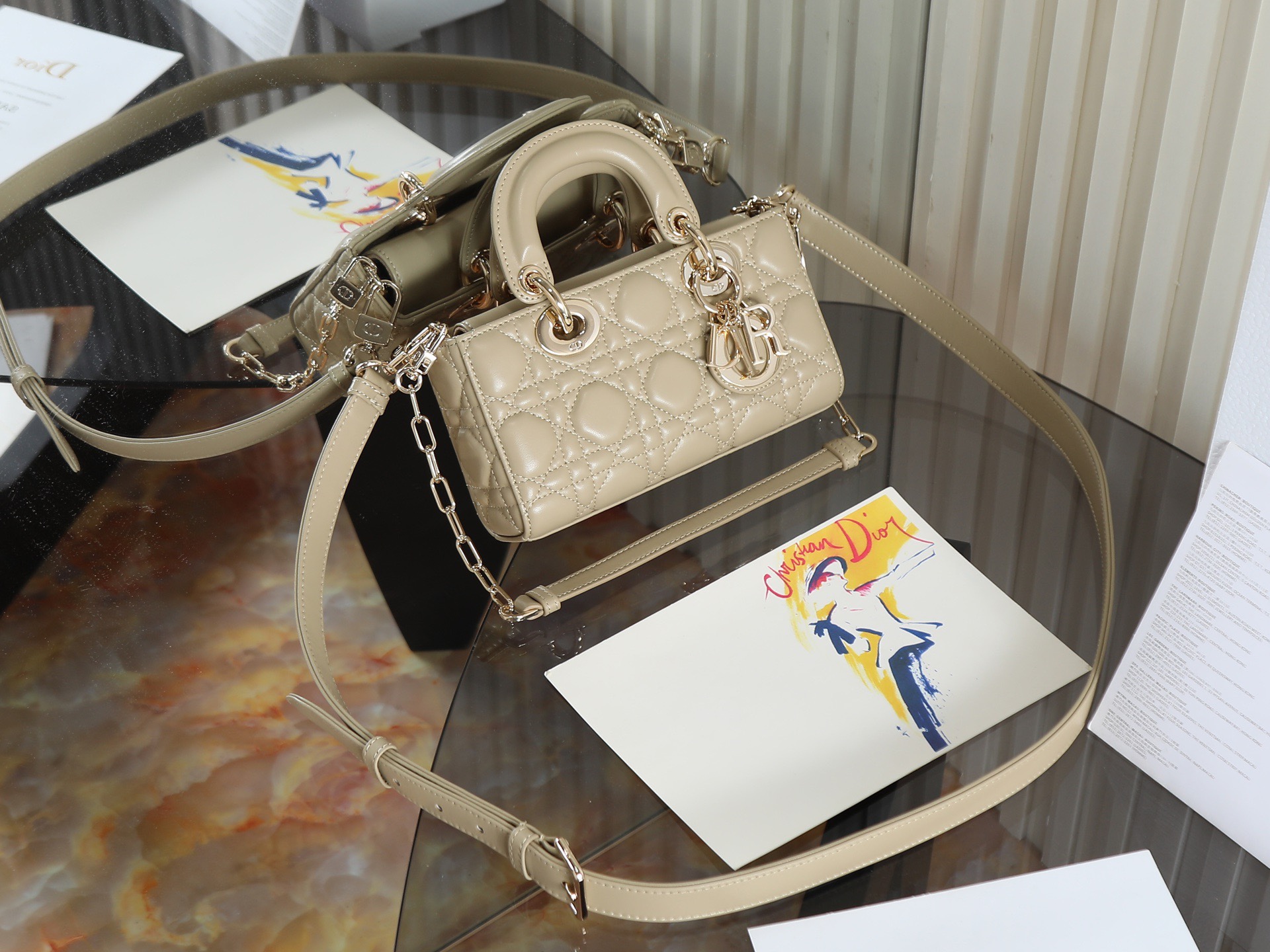 原廠級 奶茶色 迷你尺寸
𝗗𝗶𝗼𝗿 𝗗-𝗝𝗼𝘆 𝗯𝗮𝗴羊皮2025款新款
時尚果然就是輪回，回歸了一把中古戴妃
長方包形，短鏈條➕細長肩帶直接封神！！
復古時髦感超強，真是什麼場合都可以把住
絕對是lady中的天花板了，強勢出圈啦姐妹們
款號：0636
尺寸：19x10.5x5.5cm
