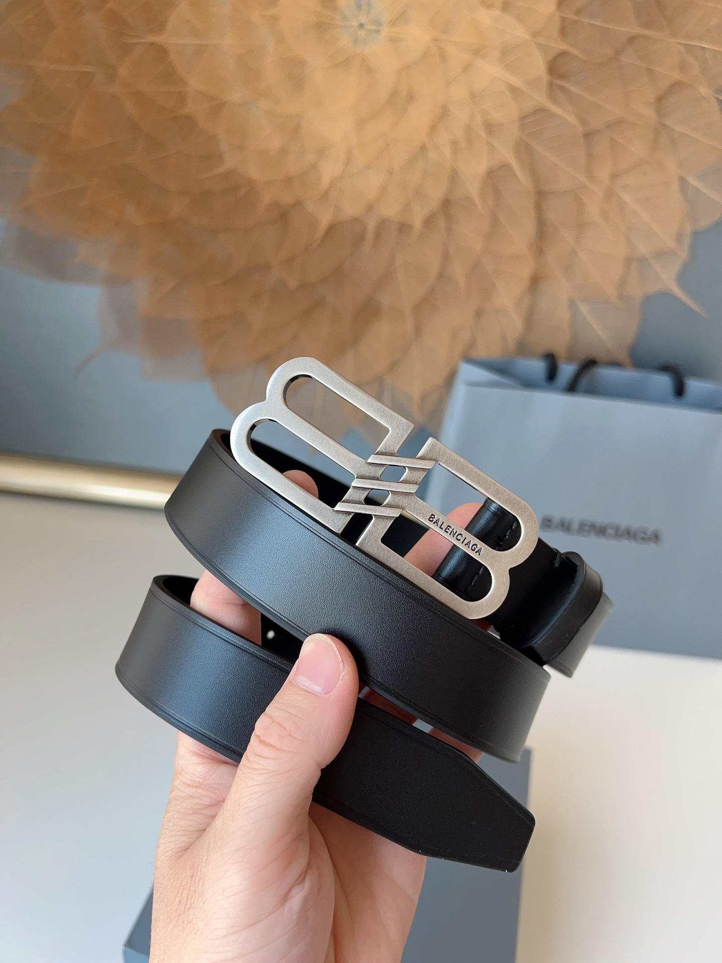 巴黎世家（Balenciaga）寬度3.0cm 是法國的奢侈品牌，作為時尚界最具影響力品牌之一的地位。設計師源於：都市時尚潮流獨特的設計風格，採用進口小牛皮製作；搭配純銅復古五金，使其更具魅力。值得擁有的百搭精品！