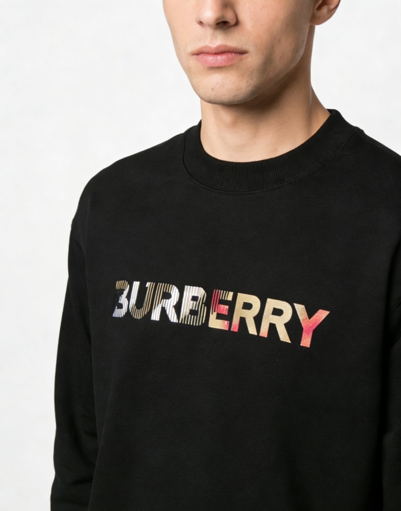 🔝BURBERRY巴寶莉BBR 八色字母繡圓領衛衣 
原版6350購入，原版採用400g 巴寶莉專用反面牛肚面料，反向毛圈底紗 魚鱗布料，螺紋450g雙紗，顏色按布料訂染，原版一致。
前幅進口機立體繡花，凹凸形狀與原版一致，羅紋針織包邊及絨里收納口袋均採用加固縫製，強化功能耐用性；在休閒運動中注入內斂英倫格調。整體完美平衡經典符號的當代轉化、穿著舒適度與日常實用性，成為詮釋現代精英休閒風的典範之作。男女同款
B Size：S-XL