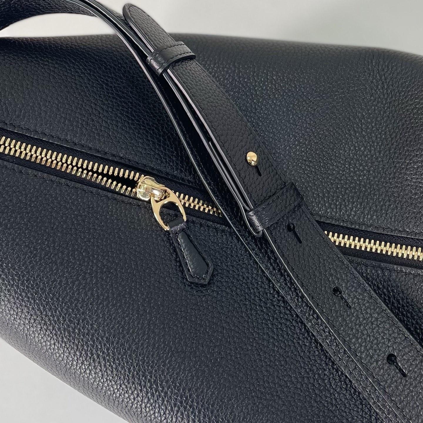 Gucci Half Horsebit系列大號肩背包，煥新呈現，以現代風格煥新演繹品牌最具標誌性的元素之一。該系列巧妙融蘊休閒廓形與標誌性的半馬銜扣配件，這也是其名稱的由來。內部：一個開口袋，可調節牛皮革肩帶，款號862530  尺寸38X20X15