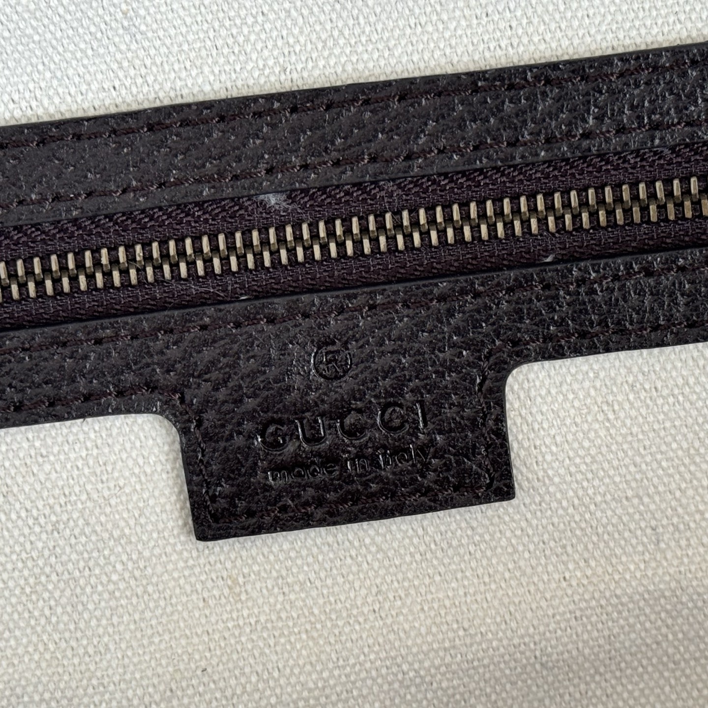 💋💋💋《配全套原廠專櫃包裝》【新品】Ophidia系列匠心選用白色配色，搭配經典廓形與新增功能性設計，甄選觸感柔軟的織物打造。這款背包以柔軟GG Supreme材質打造，匠心綴飾雙G標識和紅綠織帶細節。
