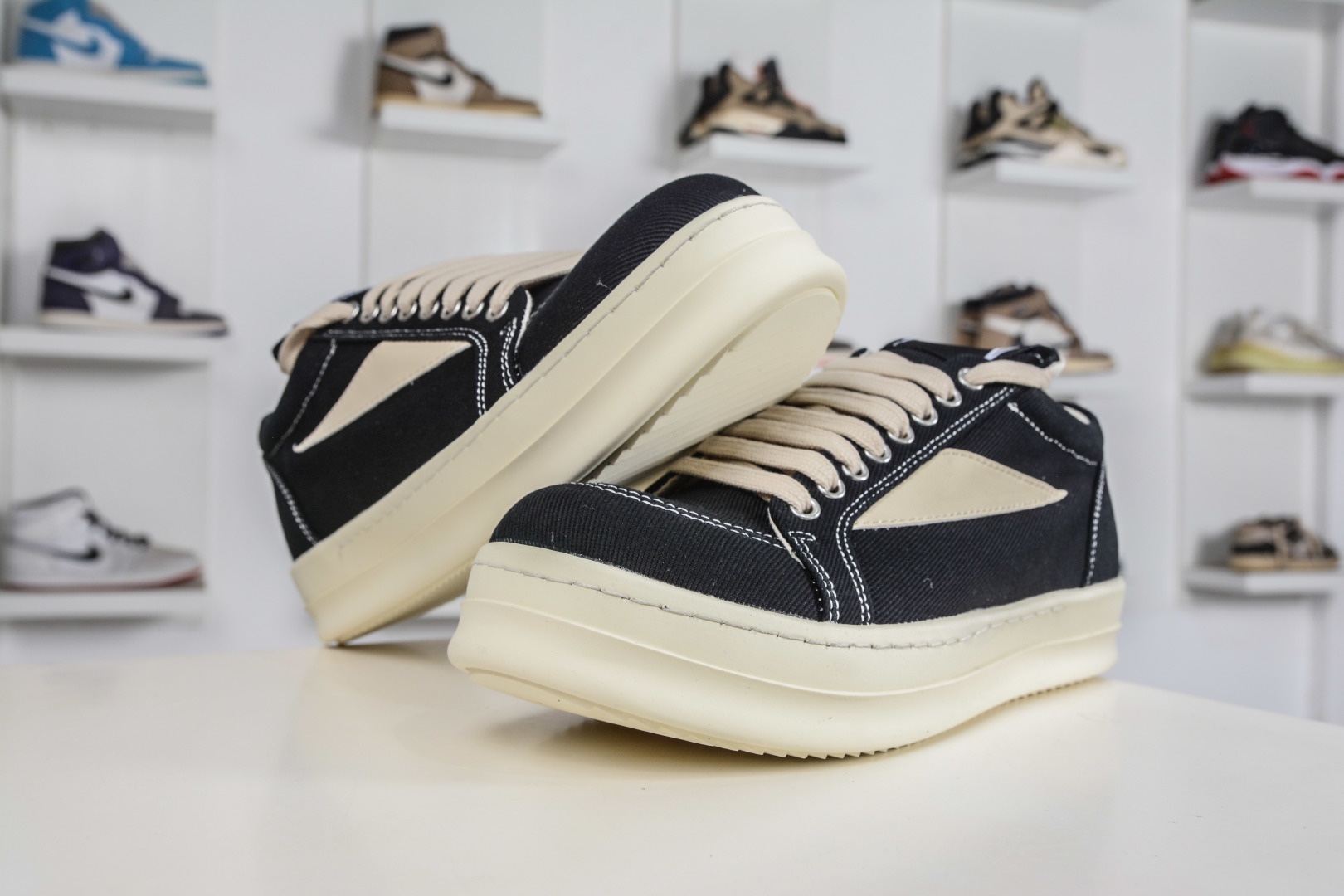 RICK OWENS/RO Hollywood 歐文斯 圓頭系帶低幫板鞋 
尺碼:35 36 37 38 39 40 41 42 43 44 45