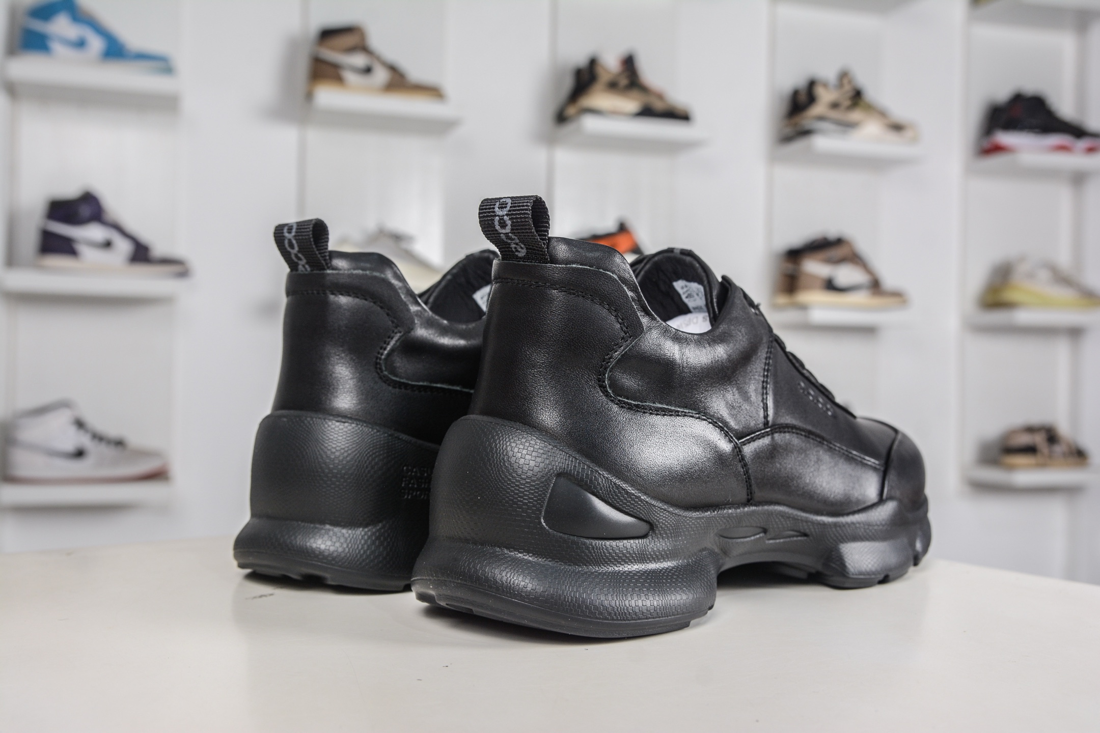 ECCO愛步運動鞋男透氣輕便防滑緩震牛皮跑鞋健步BIOMC系列全新品質 
貨號：882517 01001
尺碼：38 39 40 41 42 43 44（皮鞋码）