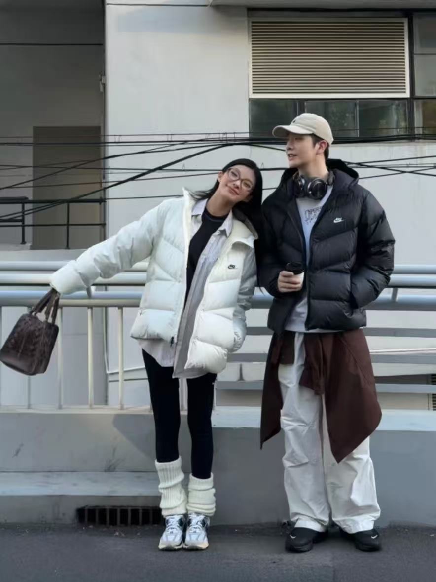 Nike/耐克Windrunner風行者2025經典款新款輕薄連帽羽絨服外套夾克
原版復刻 頂級品質  專櫃尺碼 零下十幾度無壓力 極地防寒防風防水防雪！超級蓬松度 休閒運動 街頭時尚潮流休閒運動連帽保暖短款羽絨服 鎖絨效果好 不拽絨 品質看得見 蓬松度爆表 能在衣物內形成大量空氣隔熱層 輕鬆抵御零下20°C的嚴寒 哪怕極寒天氣也能牢牢鎖住體溫 讓你在冰天雪地中也能溫暖如春 高含絨量帶來極致輕盈的穿著體驗 告別傳統羽絨服的臃腫感 活動自如 溫暖卻不笨重 
L SIZE:S-2XL