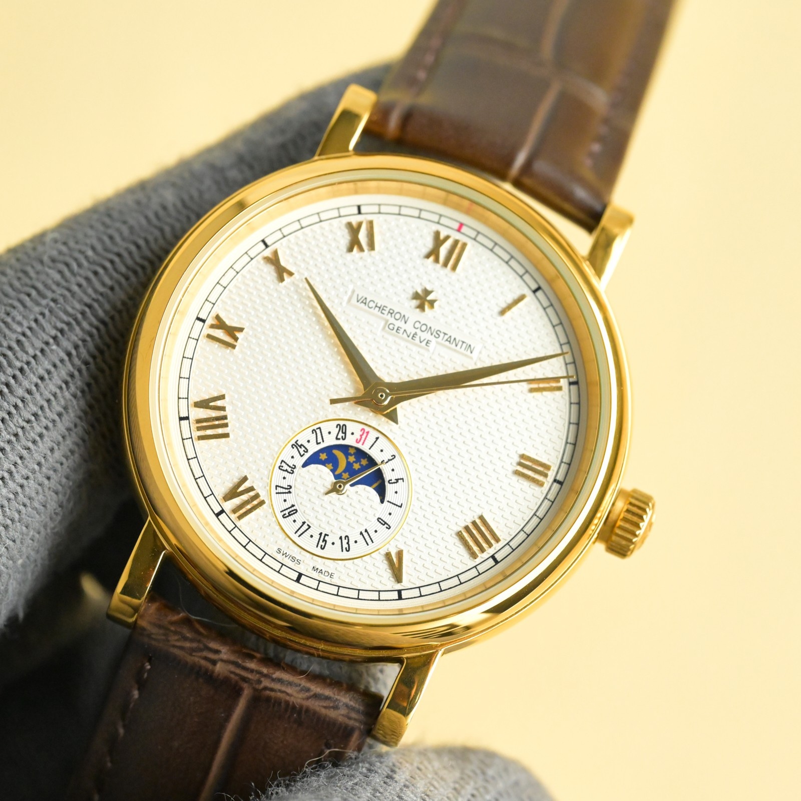 
江詩丹頓【VACHERON CONSTANTIN】傳襲系列男士腕表！全新複雜日月星辰多功能腕表，超強夜光。搭載原裝進口2824-2自動上鏈機械機芯，匯集月份顯示，日月相顯示等功能於一身，堪稱完美，秉承瑞士制表工藝，全鋼鍍納米鉑金表技術，PVD爐內電鍍工藝，法國藍寶石防刮鏡面，進口意大利小牛皮搭配原裝扣，打造出頂級完美產品，尺寸:40*10mm