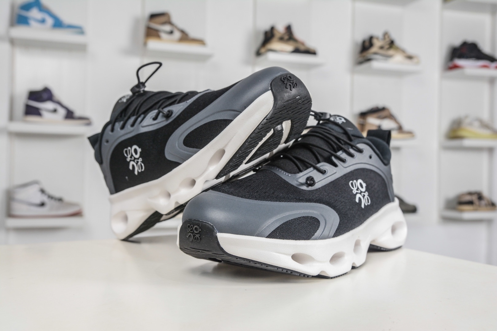 LOEWE羅意威 x ON昂跑 聯名款 Cloudsolo 
貨號: 3MF30660299
尺碼：36 36.5 37 37.5 38 38.5 39 40 40.5 41 42 42.5 43 44 44.5 45 46（真半碼）（⚠️袋子丟失扣10）