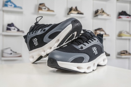 LOEWE羅意威 x ON昂跑 聯名款 Cloudsolo 
貨號: 3MF30660299
尺碼：36 36.5 37 37.5 38 38.5 39 40 40.5 41 42 42.5 43 44 44.5 45 46（真半碼）（⚠️袋子丟失扣10）