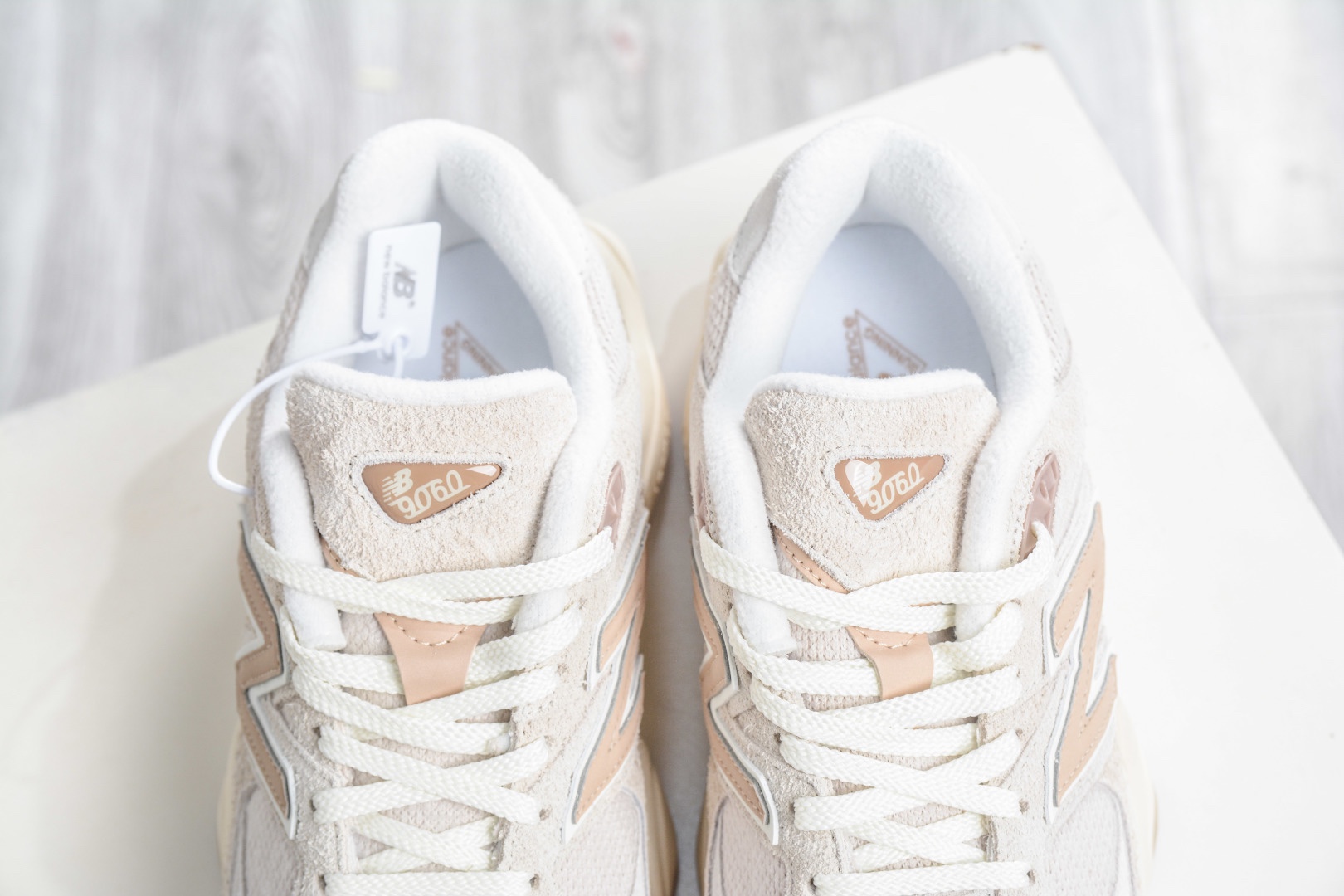 新百倫New Balance NB9060 米色 U9060CCB 
Size：36 37 37.5 38 38.5 39 40 40.5 41 42 42.5 43 44 45 45.5 46.5