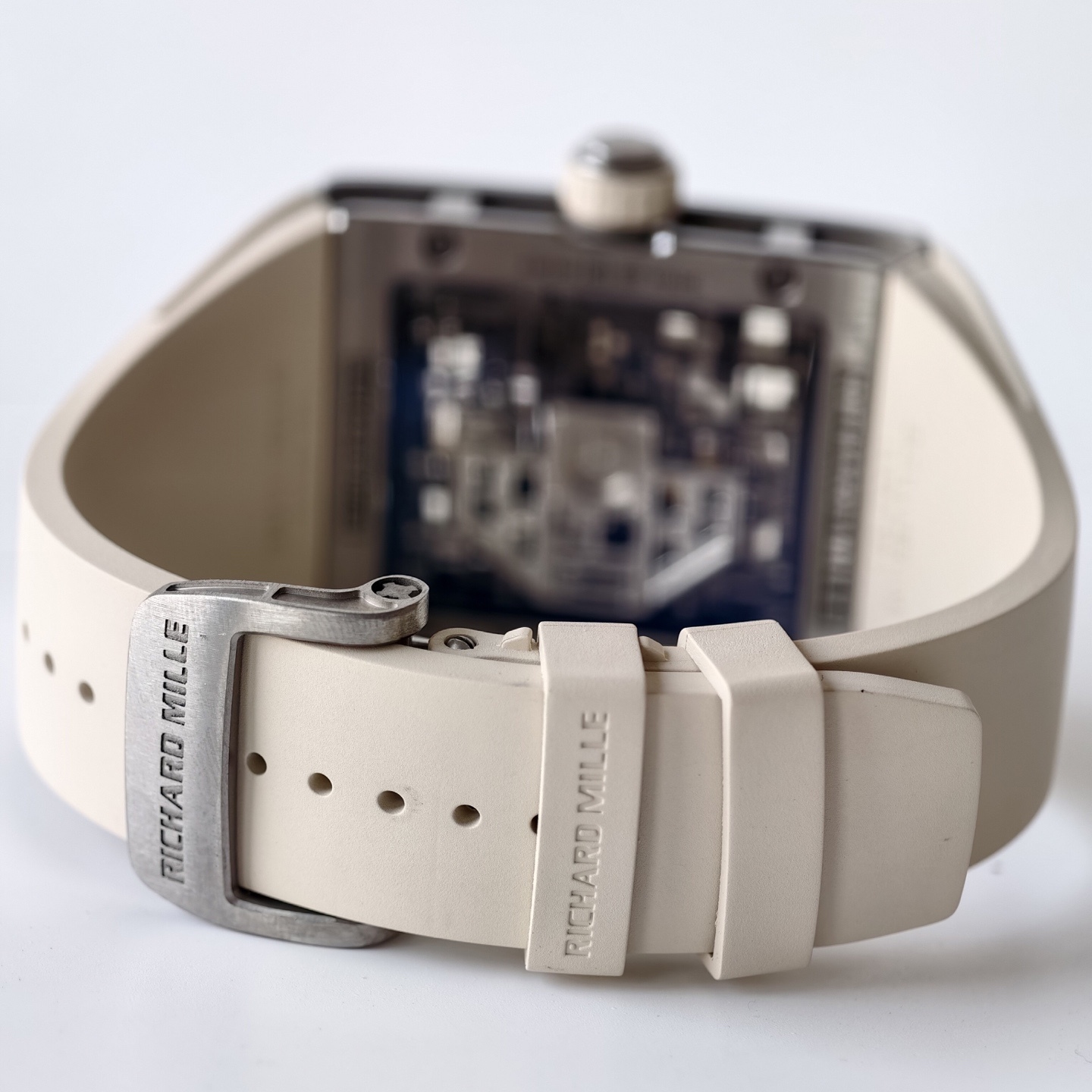 UMI 工作室 ✨
RM016 傲然問世重新定義鏤空美學的機械巔峰 🔥⚙️👑

🛠️表殼：五級鈦金屬精細拉絲表殼，和鈦合金骨架包膠表殼將複雜的鏤空結構極限壓縮在方寸之間。材質輕盈卻硬度驚人。方形表殼貼合手腕，更加適合日常佩戴。
⚙️機芯技術：定製版RM005-S一體機，
1.搭載可變幾何結構單向擺陀，優化上鏈的效率
2.最大限度還原了正品鏤空美學的機械巔峰
🧩錶帶：標配定制級絲絨觸感超輕天然橡膠錶帶，和RM專屬鈦合金表扣。讓您隨時進入“人表合一”的零觸感佩戴境界。
🔍技術要點：最大賣點在於藍寶石