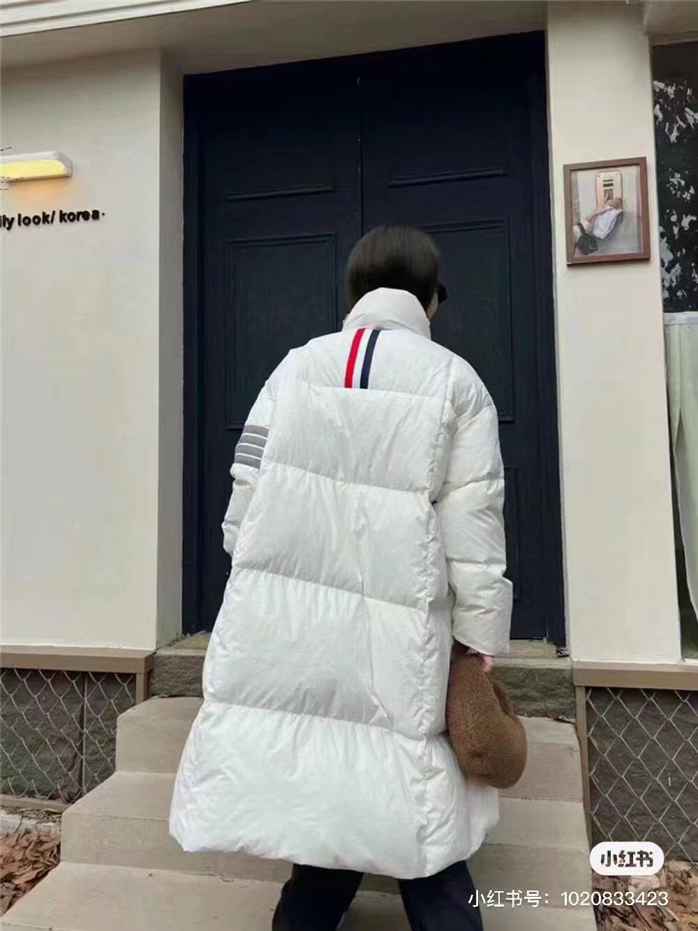 THOM BROWNE/湯姆布朗TB 四槓小狗長款羽絨服
採用進口90鴨絨填充 內外里加雙層內膽不會跑毛 高密度防風抗寒功能性面料 手感柔軟舒適  工藝更是精湛 嚴防鑽絨 採用國際先進的真空充絨技術 增加空氣隔層 不損傷羽線 能保持羽原有的柔軟性、彈性及手感 將羽絨的保暖性發揮到最佳！
N Size：S-M