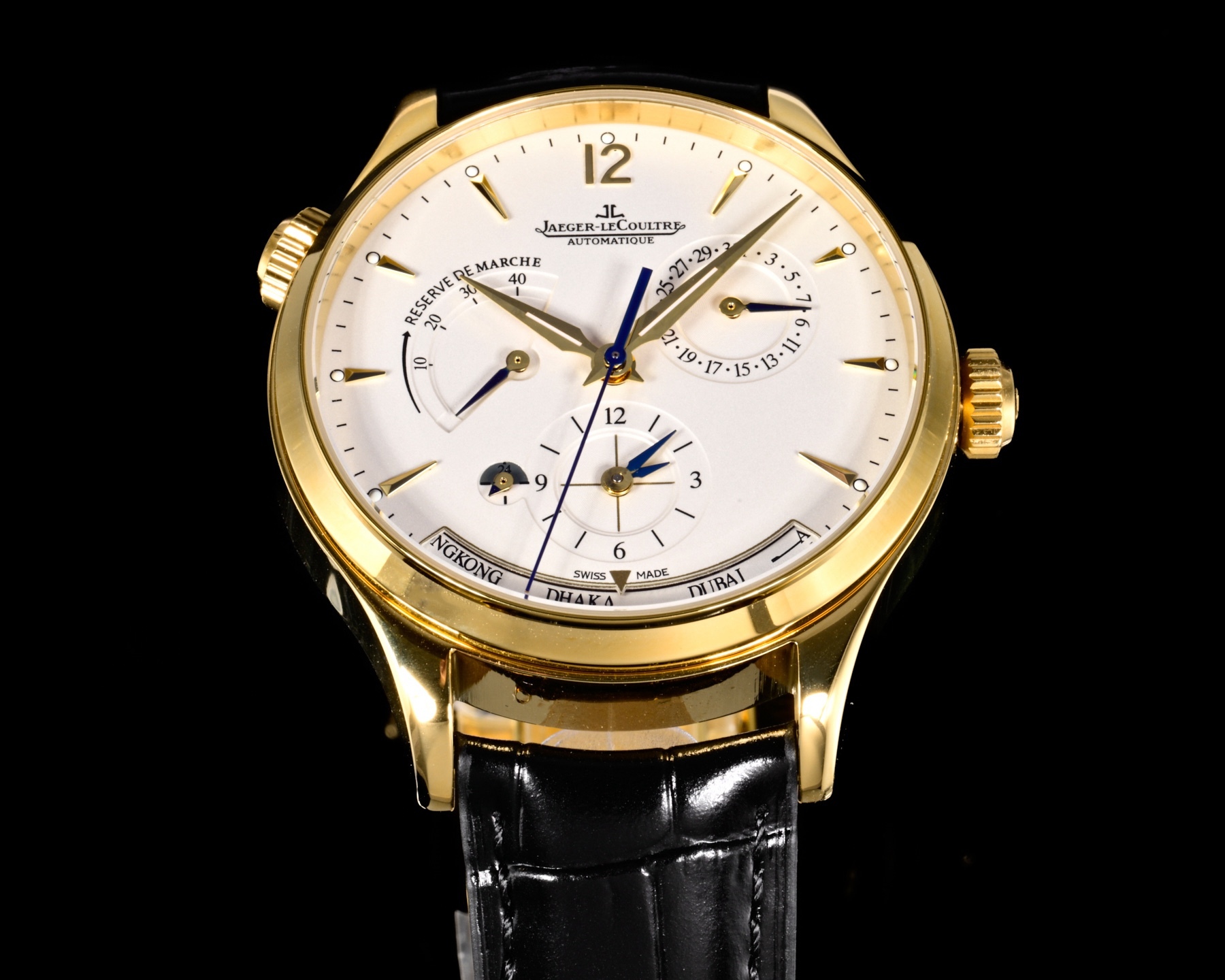 V+ Factory出品
【市場最高版本】JL積家 各路大咖都叫它大醜 其實賦予的是極高贊美 論品味與外觀 在鐘錶界有著舉足輕重的地位 戴出去怎麼都是長臉 各種彰顯品味 Master 地理學家大師系列 Q1428421 復刻版全新升級 多功能腕表 升級Cal.939A機芯 打磨效果更近原裝 升級軸 自動陀為玫金邊 字面紋路清晰 功能：日期顯示 雙時區 動力儲備顯示 316L精鋼  直徑42mm  原裝折疊扣！V+ Factory匠心之作 值得你擁有！