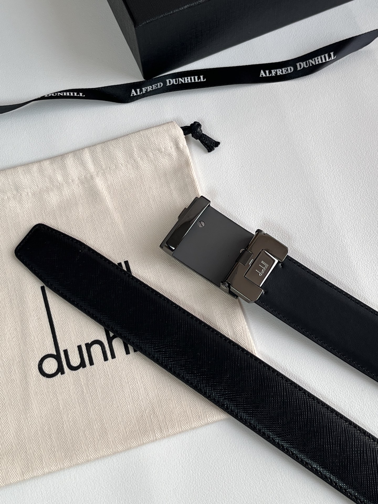 登喜路（Dunhill）是一家英國倫敦的男士奢侈品牌。皮帶以其精湛的工藝和經典的設計，成為男士配飾中的精品。皮帶的質感好、耐用性強，商務休閒百搭款！