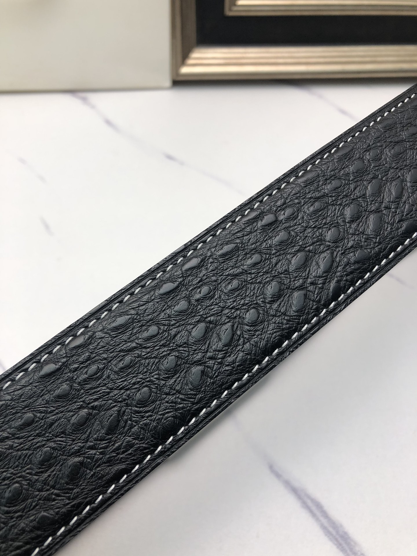 華倫天奴：原單頭層牛皮駝鳥花紋，內襯頭層壓橫紋牛皮底，營造織紋外觀。飾以標誌原單扣。專櫃寬度4.0