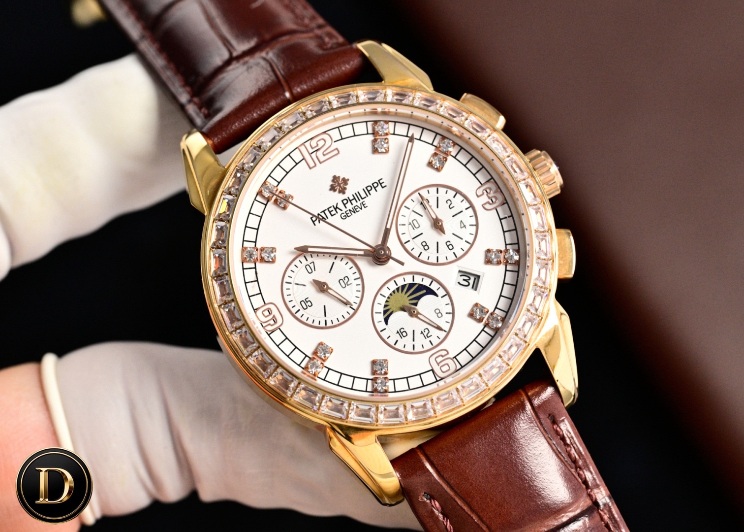 百達翡麗Patek Philippe驚艷登場，42毫米的表徑適配大眾男性手寸，非常商務可亦‬休閒。整表表殼手工雕刻花紋，視覺衝擊力強，令人過目不忘，實物質感更加優美。     
1⃣️搭配進口9100多功能機芯【非市場普通國產機芯】（零返修）功能（24小時,星期/星辰/月份）此腕表擁有38-48小時動力儲備.
2⃣️進口316L精鋼，採用18k品質爐內真空電鍍！
3⃣️搭配獨家定制方形鱗紋牛皮錶帶
4⃣️耐磨防刮藍寶石玻璃鏡面！
5⃣️30米生活防水等級.
百達翡麗（Patek Philippe） 簡約