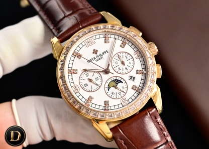 百達翡麗Patek Philippe驚艷登場，42毫米的表徑適配大眾男性手寸，非常商務可亦‬休閒。整表表殼手工雕刻花紋，視覺衝擊力強，令人過目不忘，實物質感更加優美。     
1⃣️搭配進口9100多功能機芯【非市場普通國產機芯】（零返修）功能（24小時,星期/星辰/月份）此腕表擁有38-48小時動力儲備.
2⃣️進口316L精鋼，採用18k品質爐內真空電鍍！
3⃣️搭配獨家定制方形鱗紋牛皮錶帶
4⃣️耐磨防刮藍寶石玻璃鏡面！
5⃣️30米生活防水等級.
百達翡麗（Patek Philippe） 簡約