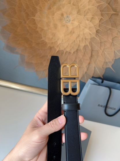 巴黎世家（Balenciaga）寬度3.0cm 是法國的奢侈品牌，作為時尚界最具影響力品牌之一的地位。設計師源於：都市時尚潮流獨特的設計風格，採用進口小牛皮製作；搭配純銅復古五金，使其更具魅力。值得擁有的百搭精品！