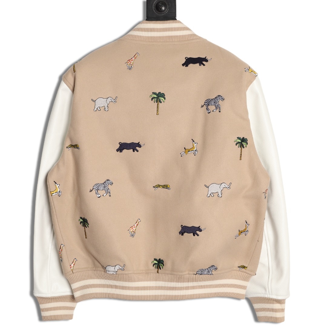 Louis Vuitton/路易威登 26ss 動物樂園刺繡棒球服外套
材質拼接：衣身採用淺卡其色羊毛混紡面料，柔軟且有挺括感；袖子為奶白色荔枝紋牛皮，質感細膩，淺色系搭配更顯清爽。

• 裝飾亮點：衣身滿印精緻動物刺繡（長頸鹿、斑馬、大象、黑豹等）與棕櫚樹圖案，左胸綴有“L.V.M.”字母標識，充滿童趣與度假感，辨識度極高。

• 版型結構：經典棒球服版型，羅紋條紋領口/袖口/下擺，防風收型；正面按扣開合，兩側配白色撞色插袋，兼顧實用性與設計感。
N SIZE:S-XL
