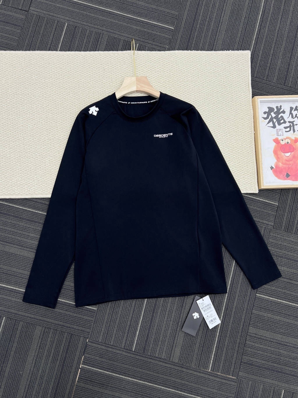 春秋新款DST迪桑特情侶👫綜訓系列長袖運動衫
韓國🇰🇷櫃子同步
迪家高端專業運動面料，精梳輕拉絨，親膚舒適，排汗吸濕！面料不易變形、不易褪色以及快速乾爽的三大頂尖優勢
右肩的立體LOGO，高溫熱燙印的工藝加持，右下擺字母小壓花，增加了設計的趣味性和觀賞度
整體既有嚴謹的精英範，又有利落陽光的運動感，彰顯品牌魅力 ！
