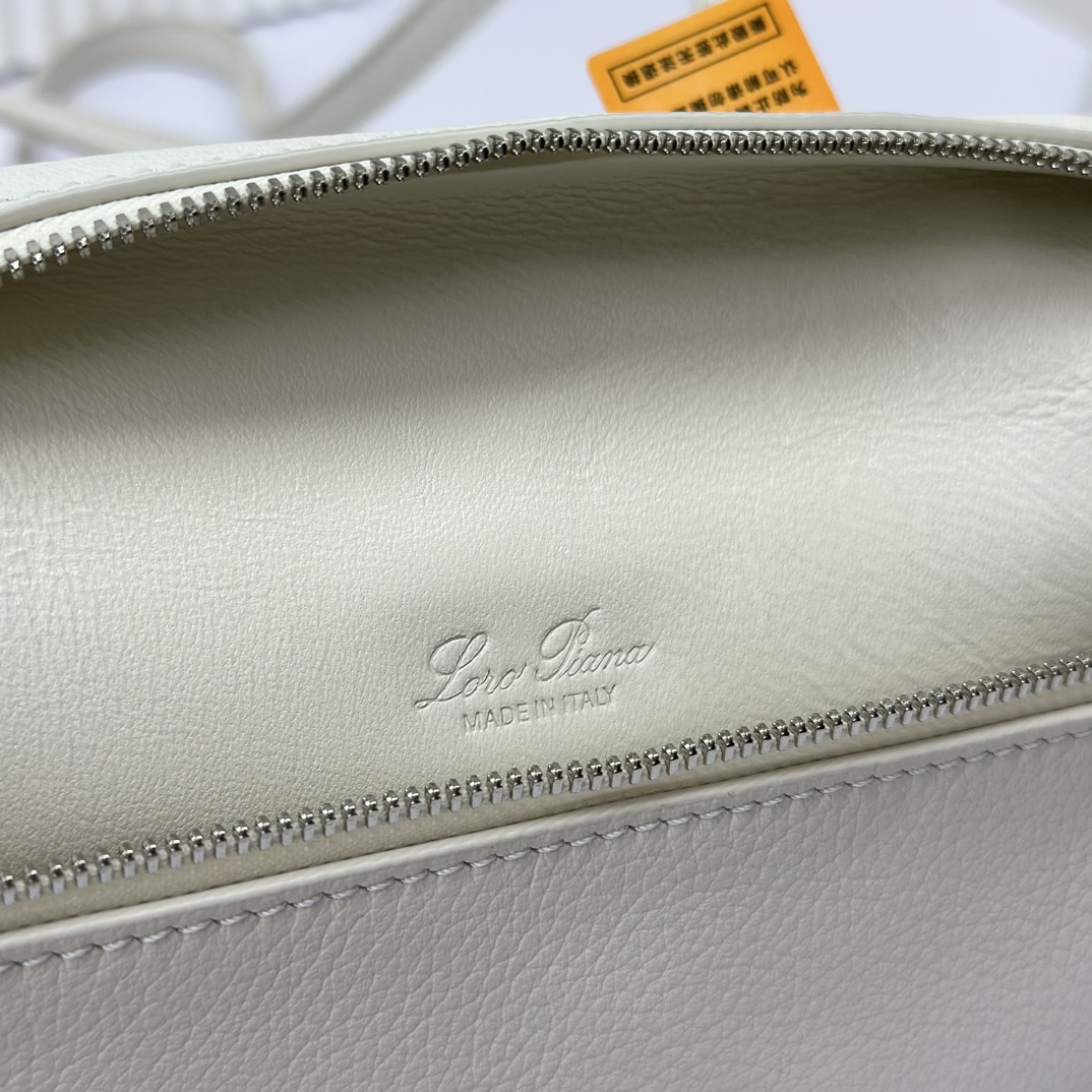 𝓸𝓻𝓸 𝓟𝓲𝓪𝓷𝓪諾悠翩雅
𝑬𝒙𝒕𝒓𝒂 𝑷𝒐𝒄𝒌𝒆𝒕 𝑳𝟏𝟗 
這是一款大開口結構的功能性設計的手拿包，經典風格和簡約設計的組合體。包身採用進口原廠小牛皮材質，輕微的錘紋呈現優雅的紋理，內里採用進口原廠小羊皮。皮革手柄和可拆卸肩帶，可打造出不同背法實用百搭。雙向拉鍊開合，搭配My Charms銀色金屬掛飾。（LP特級全鋼配件五金）
size：11×19×6.5cm
貨號：FAN4046
配套全套專櫃禮盒包裝🎁