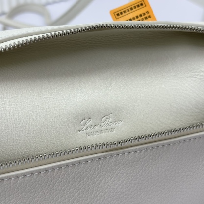 𝓸𝓻𝓸 𝓟𝓲𝓪𝓷𝓪諾悠翩雅
𝑬𝒙𝒕𝒓𝒂 𝑷𝒐𝒄𝒌𝒆𝒕 𝑳𝟏𝟗 
這是一款大開口結構的功能性設計的手拿包，經典風格和簡約設計的組合體。包身採用進口原廠小牛皮材質，輕微的錘紋呈現優雅的紋理，內里採用進口原廠小羊皮。皮革手柄和可拆卸肩帶，可打造出不同背法實用百搭。雙向拉鍊開合，搭配My Charms銀色金屬掛飾。（LP特級全鋼配件五金）
size：11×19×6.5cm
貨號：FAN4046
配套全套專櫃禮盒包裝🎁