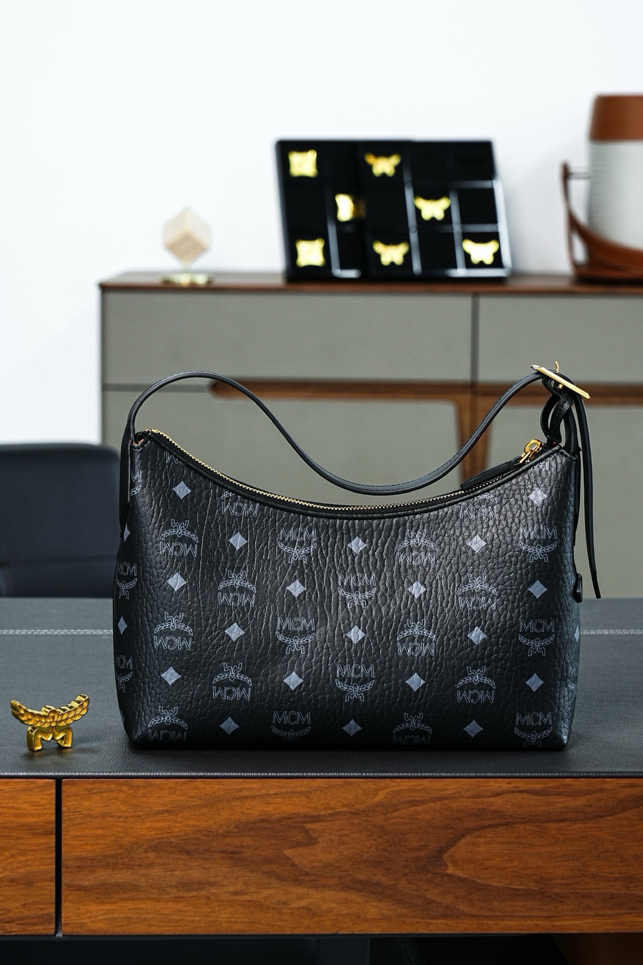 ®全新升級®官網同步
𝙈𝘾𝙈 𝘼𝙧𝙚𝙣 𝙃𝙤𝙗𝙤
黑色𝙎𝙢𝙖𝙡𝙡#腋下肩背包

·CP獨家出品｜黑色
這款單品對經典的休閒款式進行了現代風的全新演繹，在柔軟與挺闊之間取得了理想的平衡。這款小號Aren Hobo肩背包採用了傳統MCM行李箱的設計元素，包括一個可拆卸皮革吊牌及雕花Logo掛鎖，達到錦上添花的效果。

型號：MWHESTA01CO001
尺寸：26*9.5*19cm
肩帶：可調節125-133cm
開合：拉鍊式
顏色：黑色/BLACK