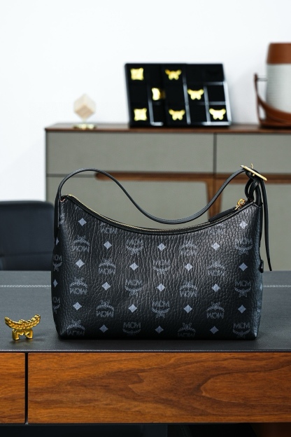 ®全新升級®官網同步
𝙈𝘾𝙈 𝘼𝙧𝙚𝙣 𝙃𝙤𝙗𝙤
黑色𝙎𝙢𝙖𝙡𝙡#腋下肩背包

·CP獨家出品｜黑色
這款單品對經典的休閒款式進行了現代風的全新演繹，在柔軟與挺闊之間取得了理想的平衡。這款小號Aren Hobo肩背包採用了傳統MCM行李箱的設計元素，包括一個可拆卸皮革吊牌及雕花Logo掛鎖，達到錦上添花的效果。

型號：MWHESTA01CO001
尺寸：26*9.5*19cm
肩帶：可調節125-133cm
開合：拉鍊式
顏色：黑色/BLACK