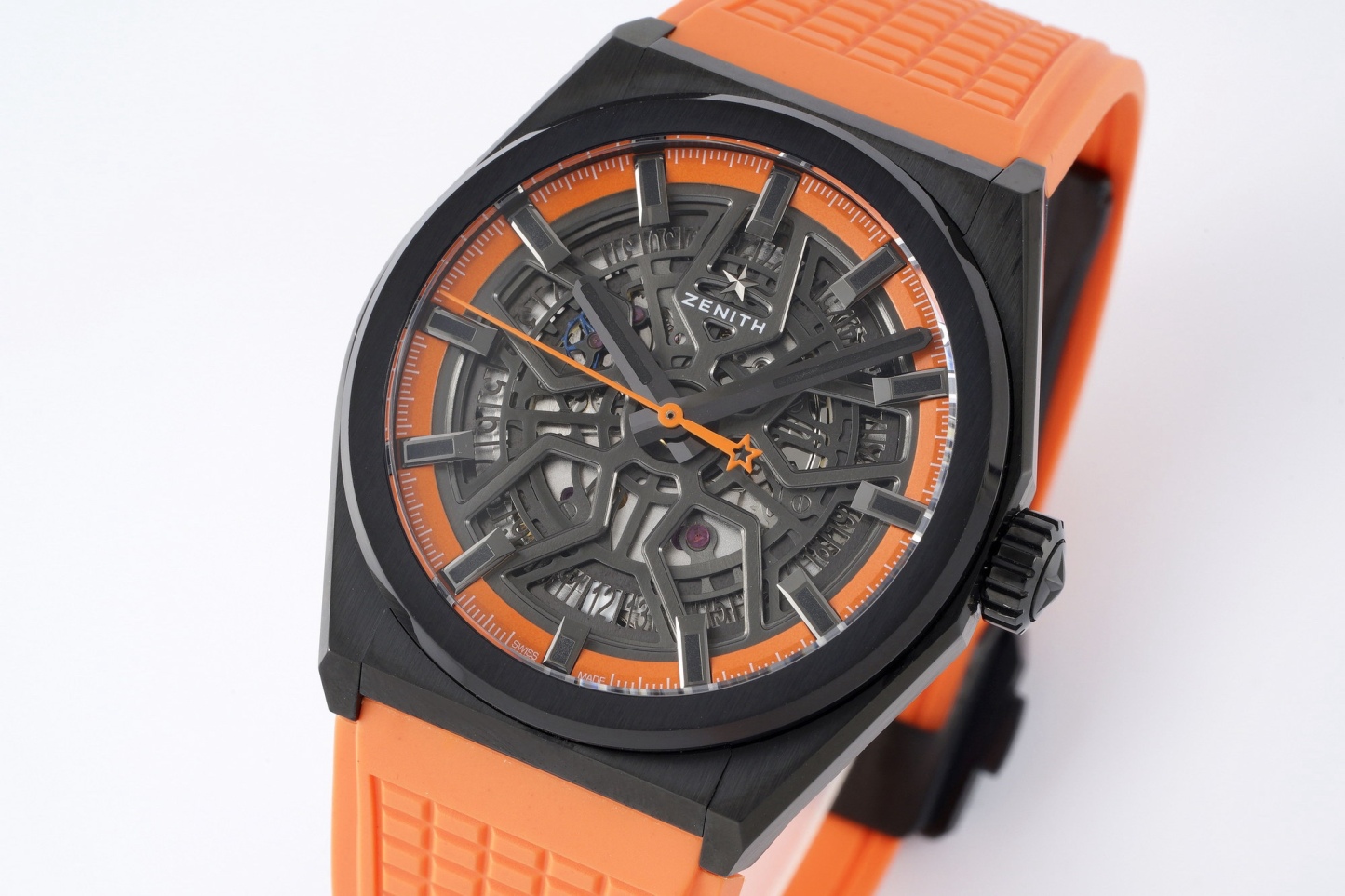 LF真力時DEFY系列全新升級版，殼身 頭粒 機芯 表扣等均做了升級調整。一款根據路虎標誌性花輪轂設計而成的高顏值鏤空腕表。

原裝開模鑄造，極致還原表殼的每一處細節打磨倒角，盡顯原裝菱角分明、堅毅果敢的陽剛氣質。完美的41mm表經，適配大眾男性手寸，正裝休閒兩不誤。根據汽車輪轂設計而成的五角星錶盤，未來概念感十足。同步官網新款五角星折疊扣，搭載定製版Cal.670sk全自動機械機芯，鏤空日曆的大小與位置、機芯夾板、齒輪、五角星陀皆按原版機芯數據拆解鍛造而成。

LF臻品 陳奕迅Eason同款，時尚前衛、