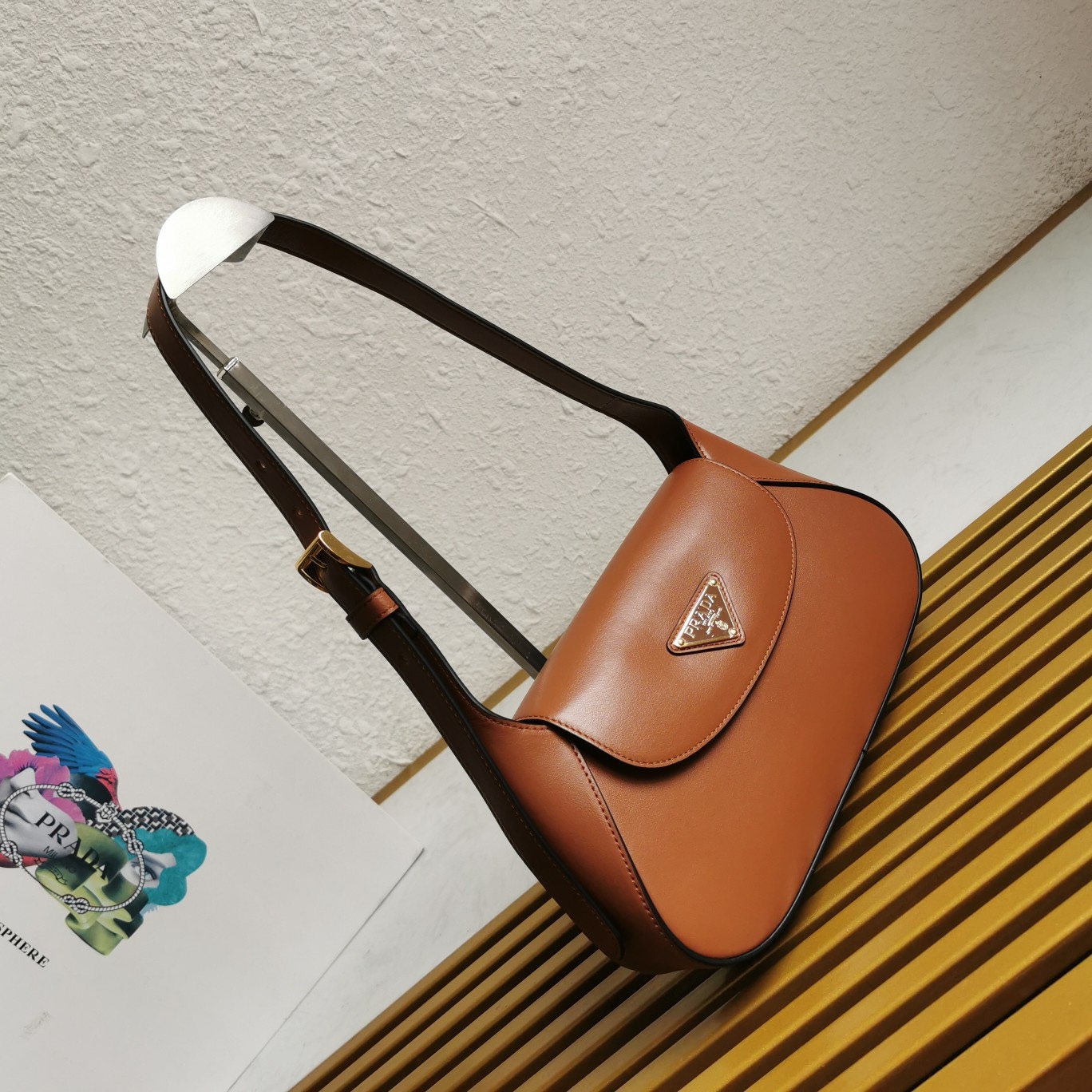 【 原單】P家🌹新款🎉Moon手袋液下包🎉1BD358到貨啦🎉🎉這款簡約Moon液下包為牛皮綻現摩登百搭的魅力。弧形包身設計，肩帶可調長短，磁扣開合翻蓋，便於隨心轉換造型。內配進口小羊皮，設有內袋，金屬配件更添亮麗格調，上身效果非常酷/時尚，又是一款永欠不過時爆款🎉寶寶們，趕緊入手吧🎉 尺寸：長25x高15x底5.5cm🎉🎉🎉🍊！