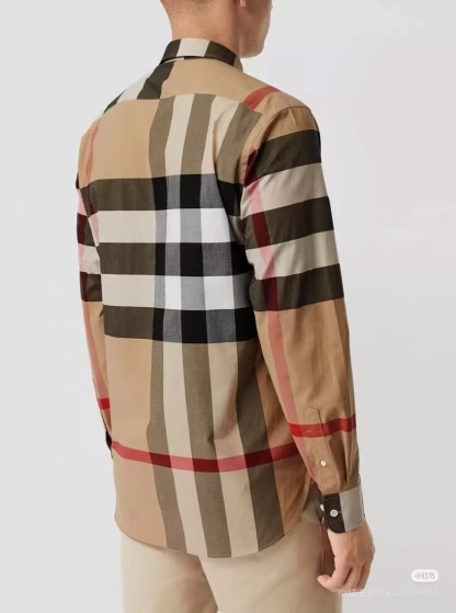 Burberry/巴寶莉 經典大格紋棉質襯衫
定制原版一致80支精梳棉單線紗，紗線全部訂染，最終確定織法，
無論是格型大小線條粗細均達到Y版水平並且布料沒有尾斜現象，
紅外線裁剪對條對格單件裁，保證大貨品質，
定制塔羅貝油封噴漆扣子自然發亮（不同市場版都是樹脂扣），裁片、領子坐領 門邊 袖口 部位加了燙薄，
全部要對格對位出成品，紅外激光定位對格取位，
每個獨立的尺碼都是定位裁片，前幅，口袋，袖子等部位都是對格對位的，
工序複製，費時費料，經典簡單氣質不失大牌，面料上身舒適柔軟卻又挺括有型，