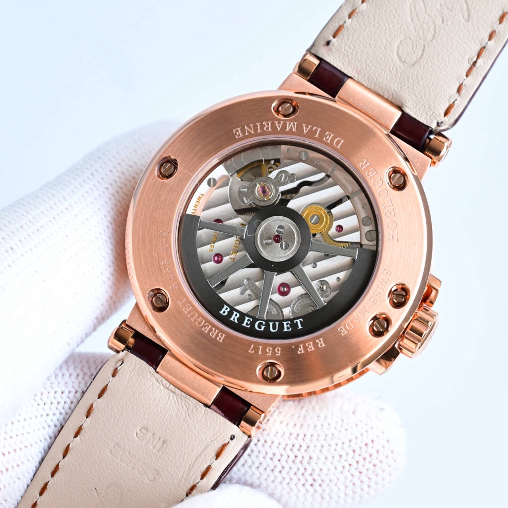 CF新品發佈會，寶璣-Breguet
航海MARINE航海系列5517款腕表，航海天文鐘的起源作品，“時計本是兵家利器”說的就是這款腕表，鐘錶界的巨作。工廠全面抄寫原裝數據，98%還原殼型字面，彰顯原裝優雅硬朗的氣質，原裝同款777A自動機械機芯，鐫刻獨立編號與寶璣先生簽名。直徑40毫米。正反均為藍寶石防刮玻璃，旋入式防水錶冠。實測防水深度100米。搭配飾有太陽放射紋錶盤，配裝進口鰐魚皮錶帶，以零頭的價格給您帶來原裝超值體驗。