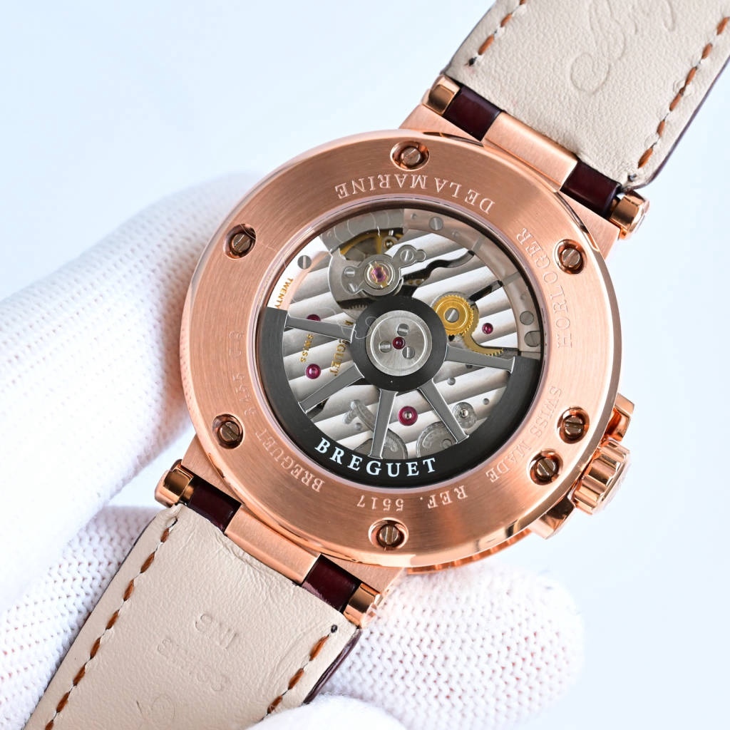 CF新品發佈會，寶璣-Breguet
航海MARINE航海系列5517款腕表，航海天文鐘的起源作品，“時計本是兵家利器”說的就是這款腕表，鐘錶界的巨作。工廠全面抄寫原裝數據，98%還原殼型字面，彰顯原裝優雅硬朗的氣質，原裝同款777A自動機械機芯，鐫刻獨立編號與寶璣先生簽名。直徑40毫米。正反均為藍寶石防刮玻璃，旋入式防水錶冠。實測防水深度100米。搭配飾有太陽放射紋錶盤，配裝進口鰐魚皮錶帶，以零頭的價格給您帶來原裝超值體驗。