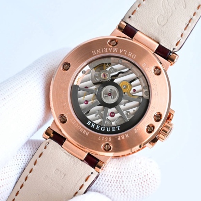 CF新品發佈會，寶璣-Breguet
航海MARINE航海系列5517款腕表，航海天文鐘的起源作品，“時計本是兵家利器”說的就是這款腕表，鐘錶界的巨作。工廠全面抄寫原裝數據，98%還原殼型字面，彰顯原裝優雅硬朗的氣質，原裝同款777A自動機械機芯，鐫刻獨立編號與寶璣先生簽名。直徑40毫米。正反均為藍寶石防刮玻璃，旋入式防水錶冠。實測防水深度100米。搭配飾有太陽放射紋錶盤，配裝進口鰐魚皮錶帶，以零頭的價格給您帶來原裝超值體驗。