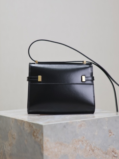 Manhattan mini_腋下/斜挎包
曼哈頓的經典造型，給人一種氣場很大的感覺！全包採用原廠牛皮精心製作，翻蓋中央的金屬搭扣是曼哈頓系列的標誌性元素，包內有一卡袋，無其他多餘隔層，所以自重超級輕！可以肩背 斜挎及腋下背法。整體風格幹練又率性，是超級簡約耐看又大方的款式！
型號：727766
尺寸：19×14×4cm